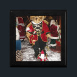 Regal Christmas Teddy Bären Holiday Art Printing Geschenkbox<br><div class="desc">Regal Christmas Teddy Bären Holiday Art Print Treten Sie ein in ein winterliches Wunderland mit diesem festlichen Urlaubsszenario mit einem Teddybär, der in einem luxuriösen Mantel im militärischen Stil in Rot und Gold gekleidet ist. Umgeben von den Figuren des Weihnachtsmannes und dem zauberhaften saisonalen Dekor erweckt diese bezaubernde Weihnachtsszene den...</div>