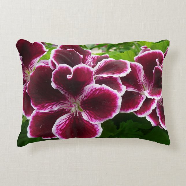 Regal Geranium Flowers Elegant Maroon Floral Lugga Dekokissen (Vorderseite)