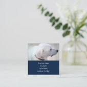 Regal Niedlich White Labrador Mix Dog Profil Blau Quadratische Visitenkarte (Stehend Vorderseite)