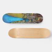 Regal Peacock mit Aquamarinen Blue and Gold Feathe Skateboard (Horizontal)
