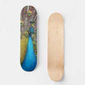 Regal Peacock mit Aquamarinen Blue and Gold Feathe Skateboard (Vorderseite)