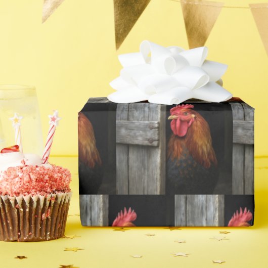 Regal Rooster pinkelt um Barntür herum Geschenkpapier (Geburtstagsparty)
