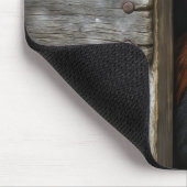 Regal Rooster pinkelt um Barntür herum Mousepad (Ecke)