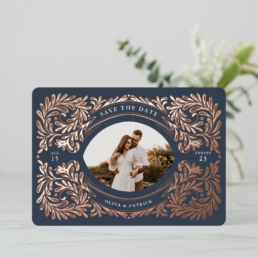 Regal verziert Save the Date Foto Frame Navy Folieneinladung (Stehend vorne)