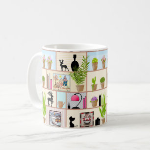 Regale mit Blumen, Büchern und Dekorationen Kaffeetasse