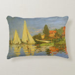 Regatta in Argenteuil von Claude Monet Zierkissen<br><div class="desc">Regatta von Claude Monet in Argenteuil (1872) ist ein Vintager Impressionismus, der ein nautisches Kunstmaler ist. Sie können die Reflektion der Segelboote im See Wasser sehen. Eine Seeseite mit einer Yacht oder einem Bootsrennen an einem sonnigen Sommertag. Über den Künstler: Claude Monet (1840-1926) war Gründer der französischen impressionistischen Malerei, wobei...</div>