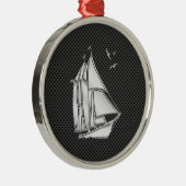 Regatta Sailboat auf Carbon Fibre Style Silbernes Ornament (Rechts)