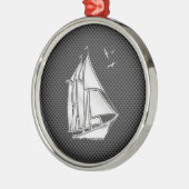 Regatta Sailboat auf Carbon Fibre Style Silbernes Ornament (Links)