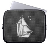 Regatta Style Sailboat auf Carbon Fibre Decor Laptopschutzhülle (Vorderseite)