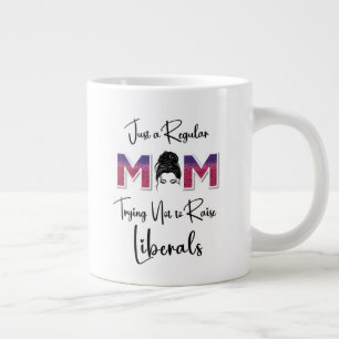 Regelmäßige Mama, die versucht, die Tasse der Libe
