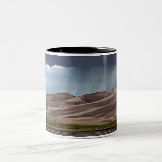 Regen auf den großen Sanddünen Zweifarbige Tasse (Mittel)