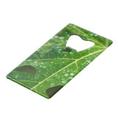 Regen fällt auf grünem Papayaeilef Kreditkartenflaschenöffner (Rückseite Schrägansicht)