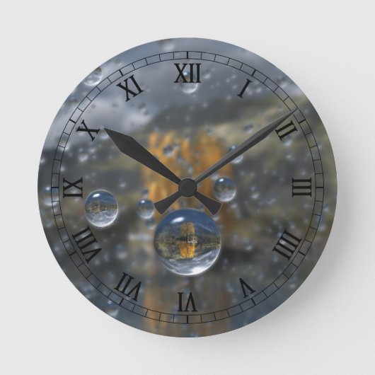 Regen im Glen Runde Wanduhr (Vorderseite)