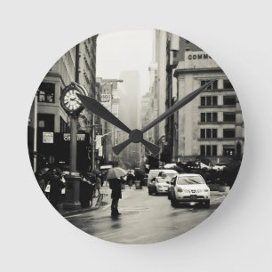 Regen in New York City - Vintage Art Runde Wanduhr