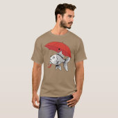 Regen oder Sonnenschein – Fisch mit Regenschirm Lu T-Shirt (Vorne ganz)