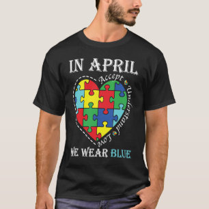 Regenbogen Autismus Herz Im April Tragen Wir Blau  T-Shirt