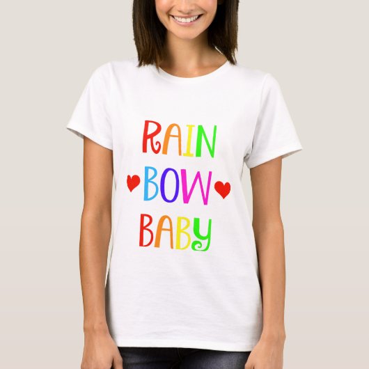 Regenbogen-Baby-MutterschaftsShirt mit Herzen T-Shirt (Vorderseite)