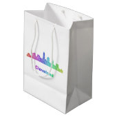 Regenbogen-Cleveland-Skyline Mittlere Geschenktüte (Rückseite Schrägansicht)