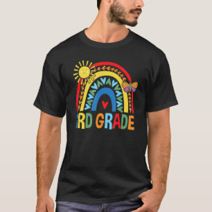 Regenbogen der dritten Klasse mit Schmetterling un T-Shirt