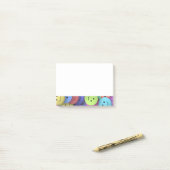 Regenbogen der farbenfrohen glücklichen Gesichter Post-it Klebezettel (Auf Schreibtisch)