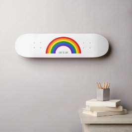 Regenbogen der Gay Pride. Liebe ist Liebe. Skateboard