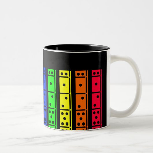Regenbogen-Dominos auf Schwarz-Rückseiten-Entwurf Zweifarbige Tasse (Rechts)