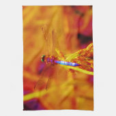 Regenbogen-Dragonfly auf Bernstein und Fuschia Geschirrtuch (Vertikal)