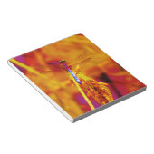 Regenbogen-Dragonfly auf Bernstein und Fuschia Notizblock (angewinkelt)