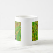 Regenbogen-Dragonfly und Blume Kaffeetasse (Mittel)