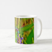 Regenbogen-Dragonfly und Blume Kaffeetasse (VorderseiteRechts)