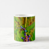 Regenbogen-Dragonfly und Blume Kaffeetasse (Mittel)