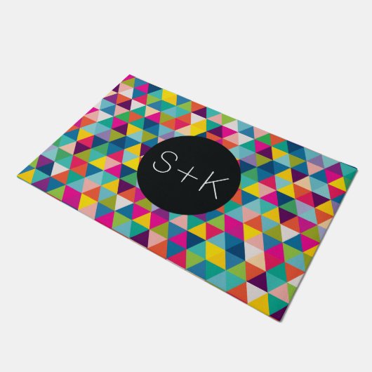 Regenbogen-Dreieck-Muster-Gewohnheits-Monogramm Fußmatte (Schrägansicht)