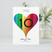 Regenbogen-Herz-Hochzeitstisch-Nummer Einladung (Stehend Vorderseite)