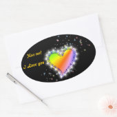 Regenbogen-Herz mit Sternchen auf schwarz Ovaler Aufkleber (Umschlag)