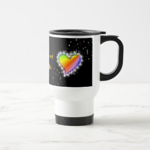 Regenbogen-Herz mit Sternchen auf schwarz Reisebecher