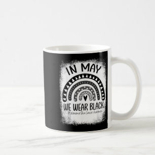 Regenbogen im Mai trägt schwarzes Melanom-Bewussts Kaffeetasse