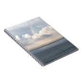 Regenbogen in einer Wolke über dem Stadtstrand von Notizblock (Rechte Seite)