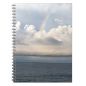 Regenbogen in einer Wolke über dem Stadtstrand von Notizblock (Vorderseite)