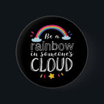 Regenbogen in jemandes Cloud Inspiration Zitat Button<br><div class="desc">Sei ein Regenbogen in der Cloud eines Menschen. Inspiration und motivierend farbenfrohe Regenbogengestaltung für diejenigen, die Liebe, Regenbogen nach dem Regen zu finden. Coole, niedliche und schöne Leben Zitat Waren für diejenigen, die Liebe, jemanden zu jubeln und erleichtern ihren Tag. Ideal, um National Find a Rainbow Day zu feiern. Großartiges...</div>