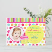 Regenbogen-Kuchen-Foto-Geburtstags-Party Einladung (Stehend Vorderseite)