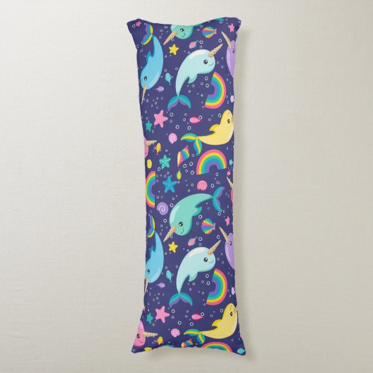 Regenbogen Narwhal unter den Meermädchen Seitenschläferkissen (Vorderseite Vertikal)