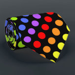 Regenbogen-Punkte auf Schwarzem Krawatte<br><div class="desc">Diese bunte Krawatte hat diagonale Reihen der Polkapunkte in den Regenbogenfarben auf einem schwarzen Hintergrund auf beiden Seiten.  Schwarze Hintergrundfarbe kann zur Farbe Ihrer Wahl geändert werden,  durch das Klicken "besonders anfertigen" und das Redigieren der Hintergrundfarbe.</div>