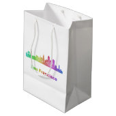 Regenbogen-San Francisco Skyline Mittlere Geschenktüte (Rückseite Schrägansicht)
