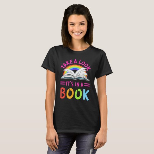 Regenbogen schauen, es ist in einem Buchlesen T-Shirt (Vorne ganz)