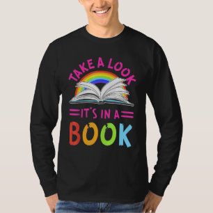 Regenbogen schauen, es ist in einem Buchlesen T-Shirt