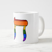 Regenbogen-Stolz-Chai-Flagge Jumbo-Tasse (Vorderseite Rechts)