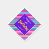 Regenbogen-Streifenmuster Geburtstagstext Serviette (Ecke)