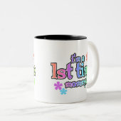 Regenbogen-Text-erstes Mal-Mama Zweifarbige Tasse (VorderseiteRechts)