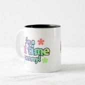 Regenbogen-Text-erstes Mal-Mama Zweifarbige Tasse (Vorderseite Links)