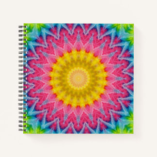 Regenbogen-Tie-Dye-Mandala mit lebendiger Symmetri Notizblock